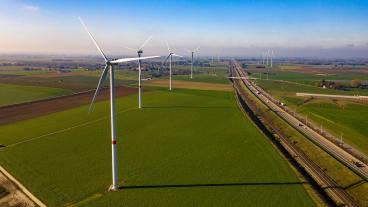 Den som tror att förnybar energi skattesubentioneras i Sverige har rätt. Men vad man kanske inte vet är att fossil energi får dubbelt så mycket i skattelättnader jämfört med svensk förnybar energi. Sverige tillhör en grupp på 15 EU-länder som fortsätter att gynna den fossila ekonomin. Det visar veckans  nyheter.