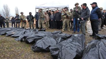 EU-kommissionens ordförande Ursula von der Leyen och EU:s utrikeschef Josep Borrell bevittnar döda kroppar i Ukraina den 8 april 2022. 