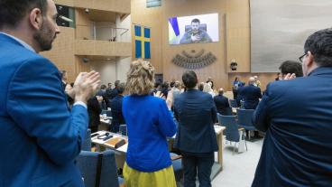 Stående applåder efter att Ukrainas president Volodomyr Zelenskyj talat till riksdagen på länk på torsdagen.